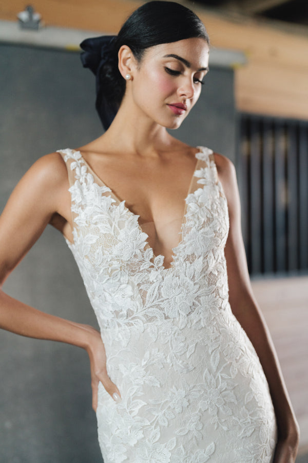 https://www.annebarge.com/cdn/shop/products/Keswick-anne-barge-fall-2023-wedding-dress-detail-front-1_600x.jpg?v=1666113982